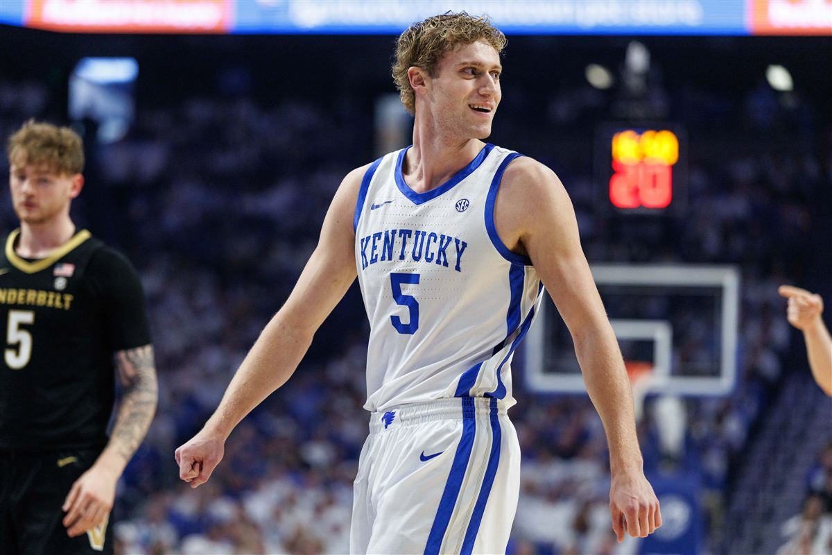 Cats flip script, crush 'Dores at home