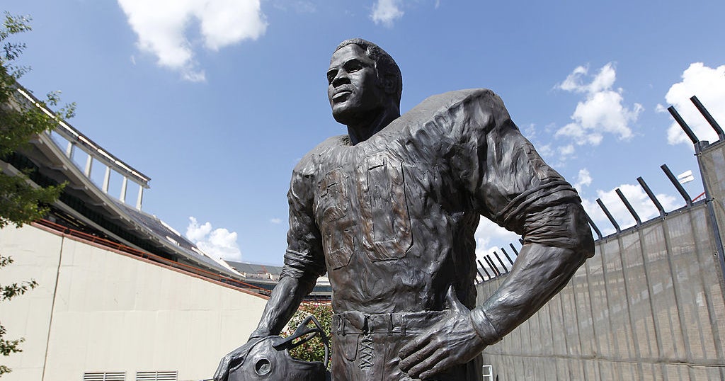 Bleacher Report ranks the 11 best CFB running backs of all time