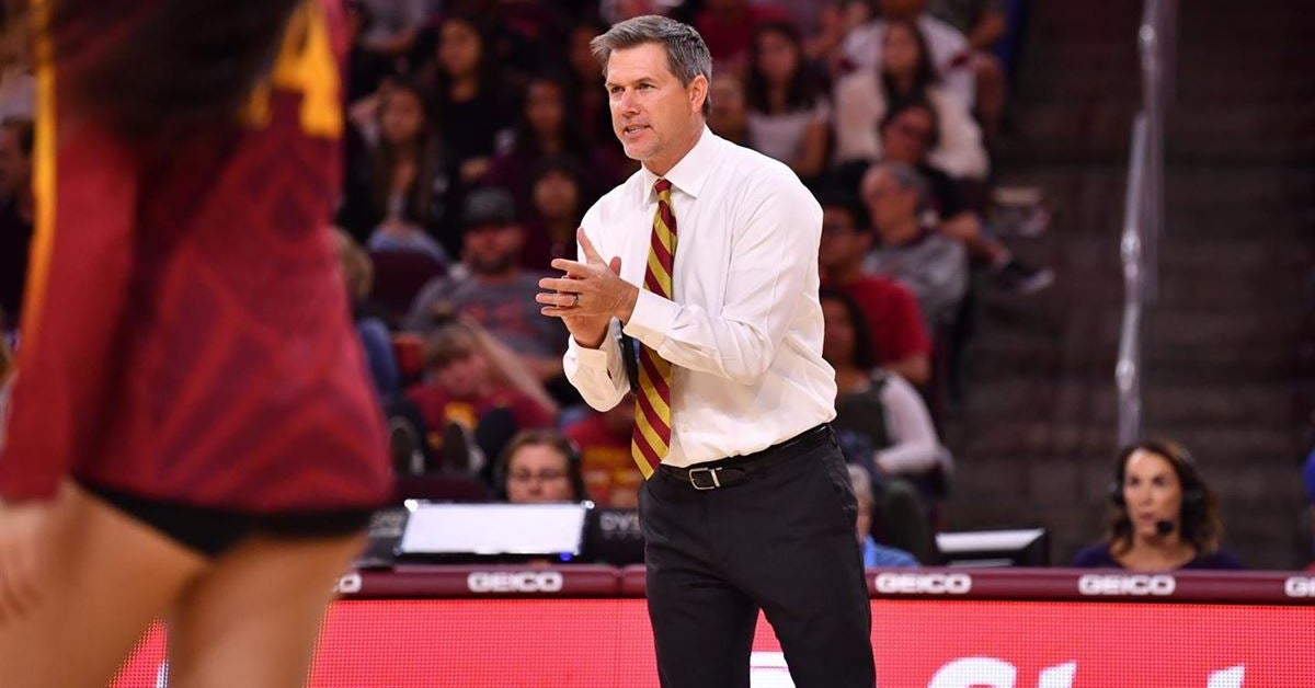 USC women's volleyball coach Crouch resigns