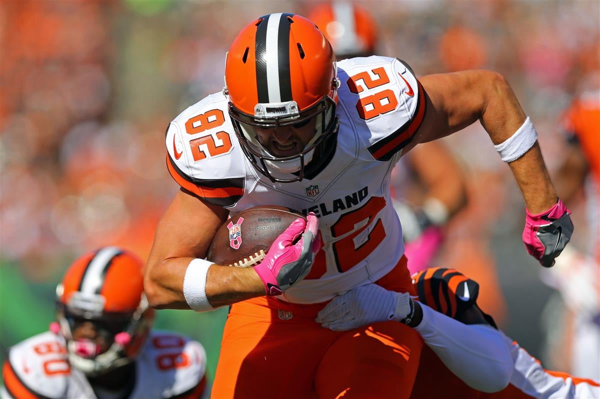 Tight end Gary Barnidge #82 of the Cleveland Browns catches a touchdown  pass while under pressure