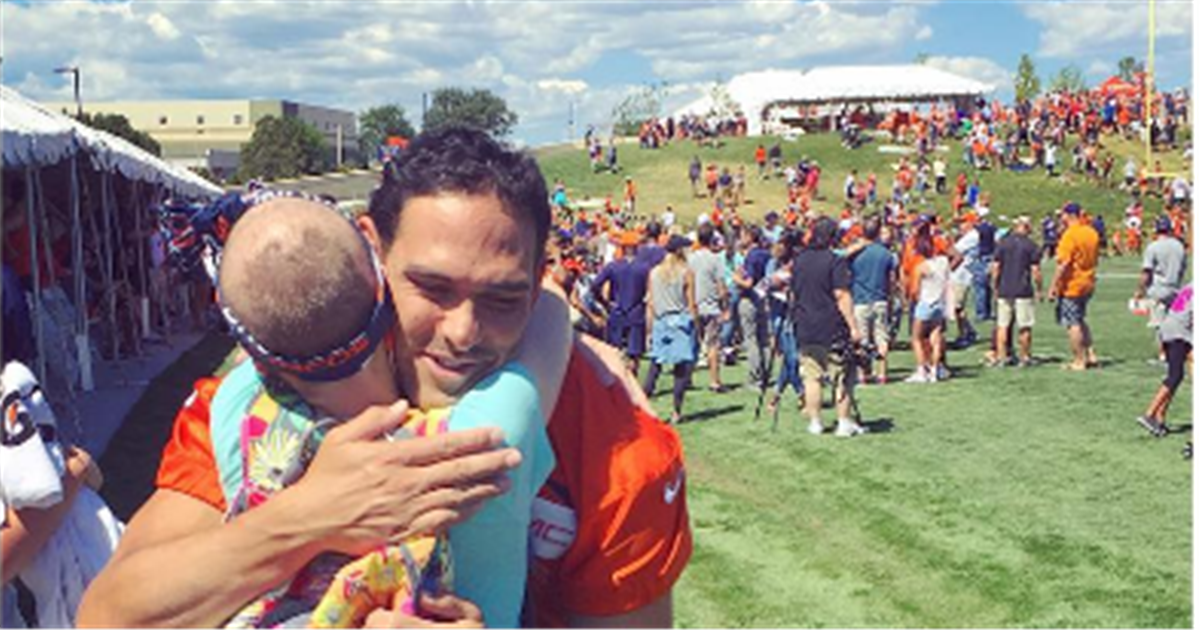 Mark Sanchez reunited with biggest fan at Broncos camp