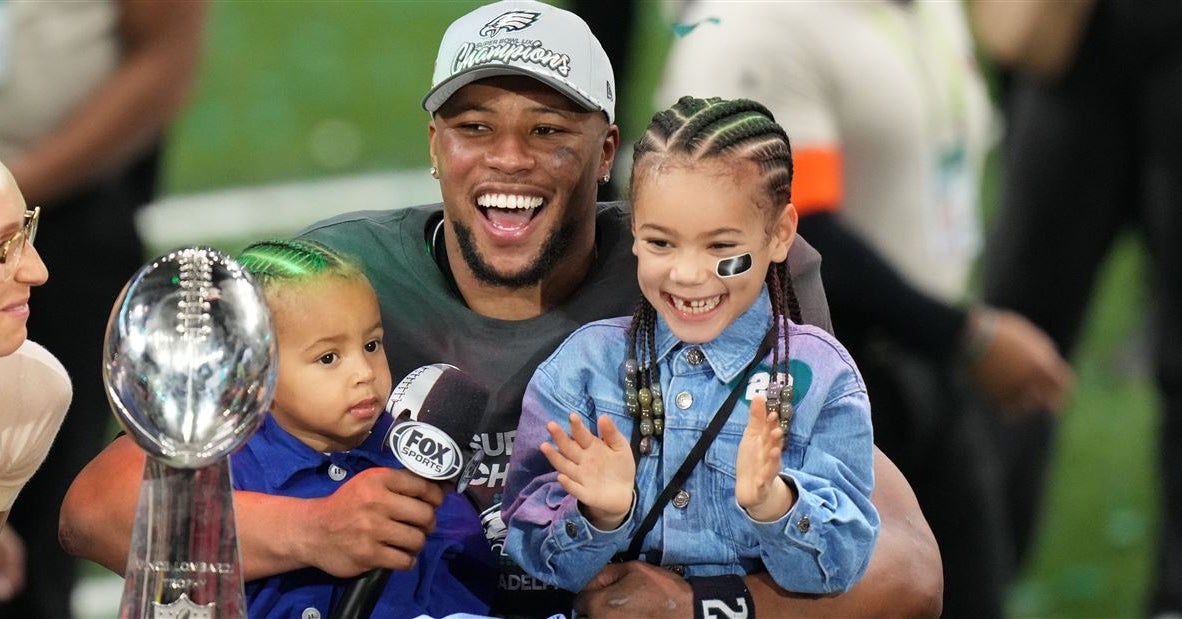 Saquon Barkley recognizes Eagles ball boy in the crowd, pulls him over