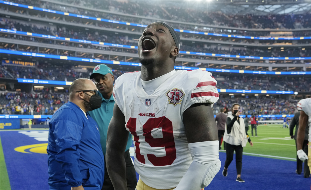 49ers star Deebo Samuel inspires at youth football camp - CBS San