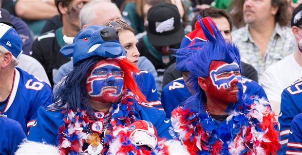 Kyle Brandt riles up crowd, announces Bills' third round pick at