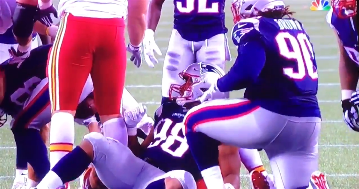 NFL fines Travis Kelce $12,154 for shoving ball in Kyle Van Noy's