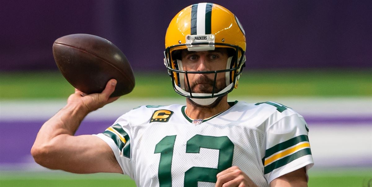 Aaron Rodgers not slowing down, tosses four TDs in opener