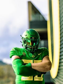 Oregon unveils feathery new uniforms for 2016 season - Footballscoop