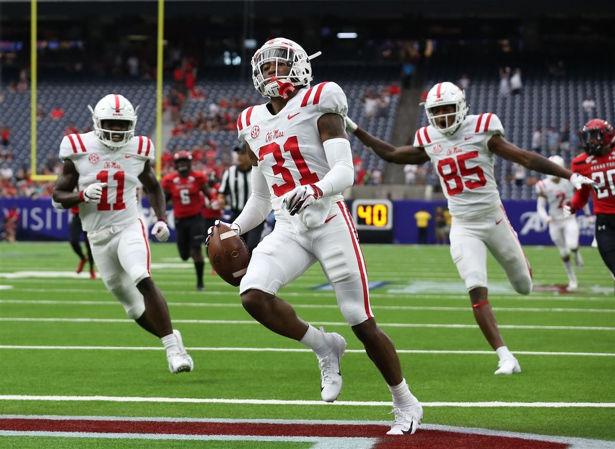 Photos | Jaylon Jones named Chucky Mullins Award recipient