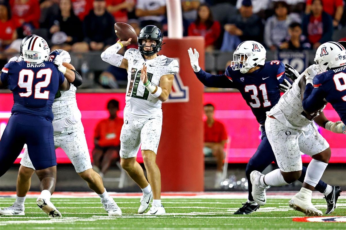 Bo Nix accurate, efficient, free of big mistakes in leading Oregon Ducks to  blowout of Eastern Washington 