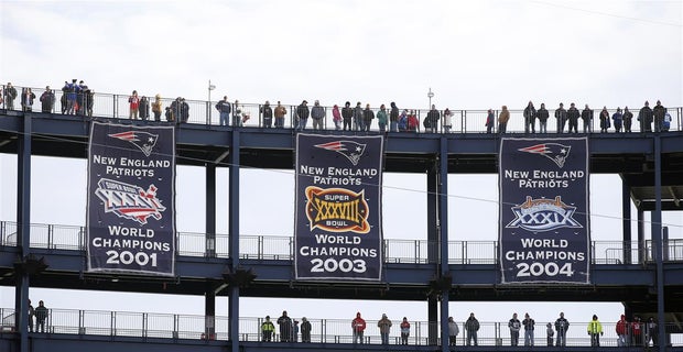 Nfl favre brett brady tom Tom Brady banner would have been unveiled if QB missed opener