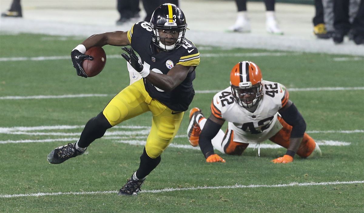 Pittsburgh Steelers wide receiver Anthony Johnson (83) jogs with the  football during the Pro Football Hall of Fame game at Tom Benson Hall of  Fame Sta Stock Photo - Alamy