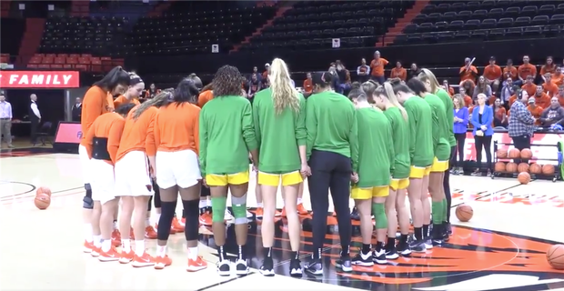 Watch Oregon Osu Women S Teams Join In Pregame Prayer For Kobe