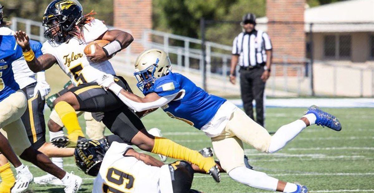 Fourstar JUCO CB Kendel Dolby sends in signature to complete entire