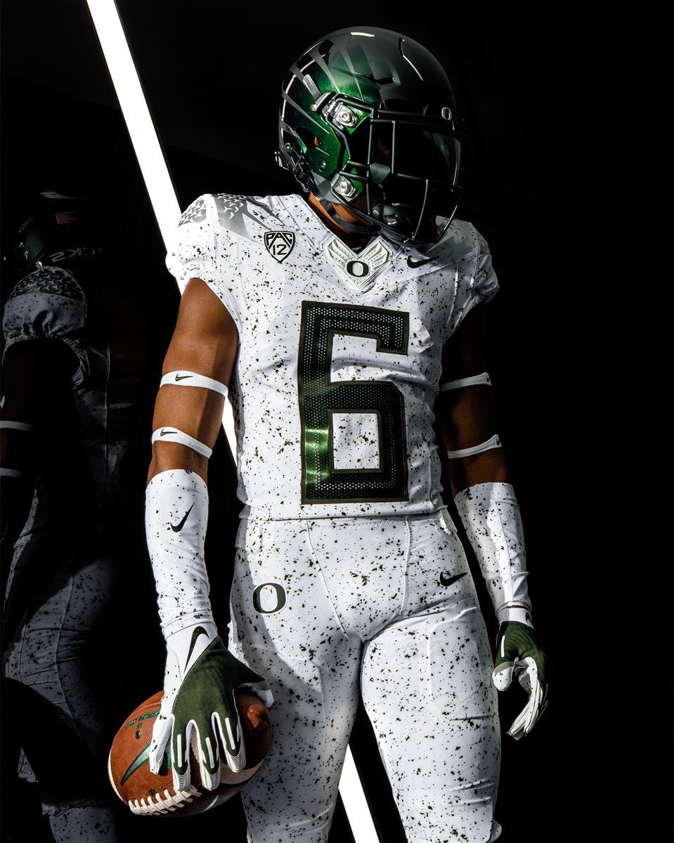 Oregon Ducks debut 'splatter' uniforms against Huskies 