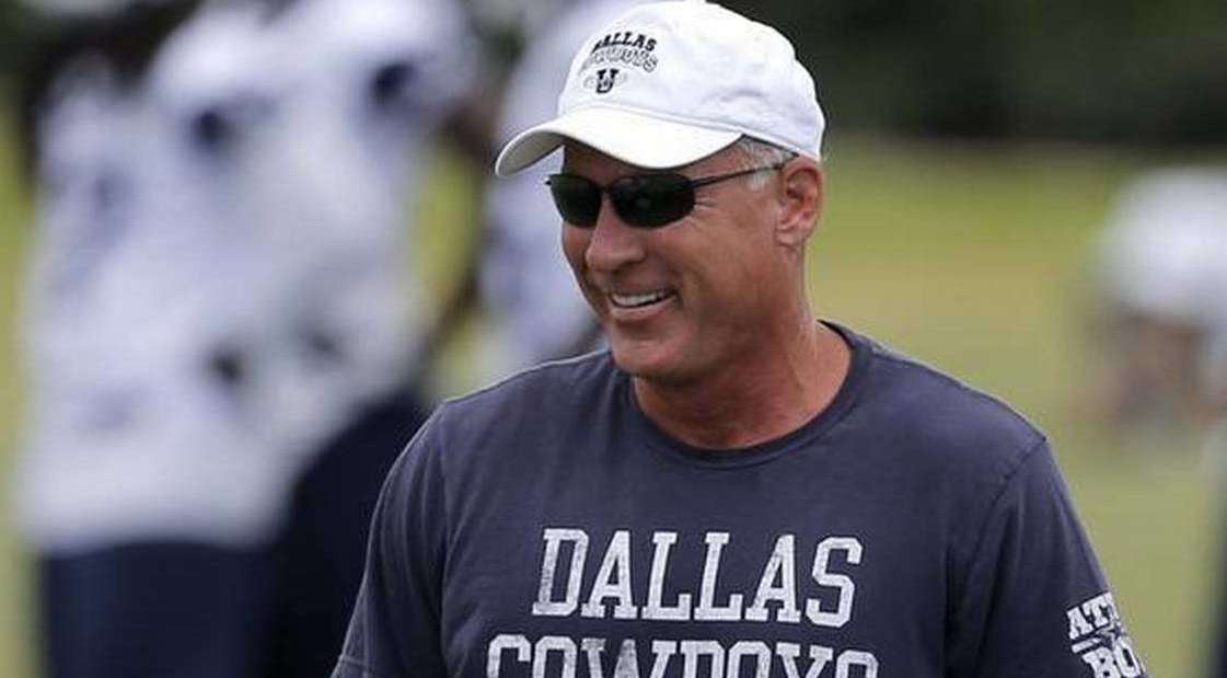 Head Coach Wade Wilson chats with Philadelphia Eagles quarterback