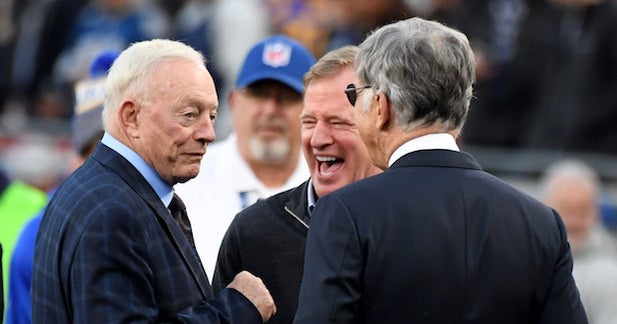 Jerry Jones eagerly awaiting 'rare' boxing match at AT&T stadium