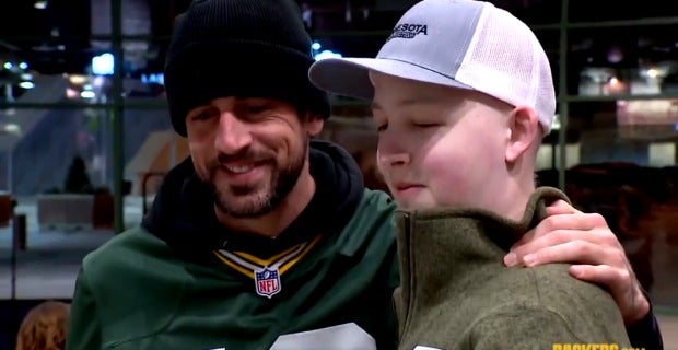 Aaron Rodgers signs autographs for donations to Salvation Army