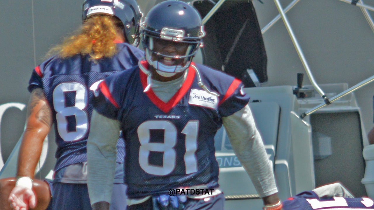 Vince Wilfork and Jadeveon Clowney swap jerseys at practice