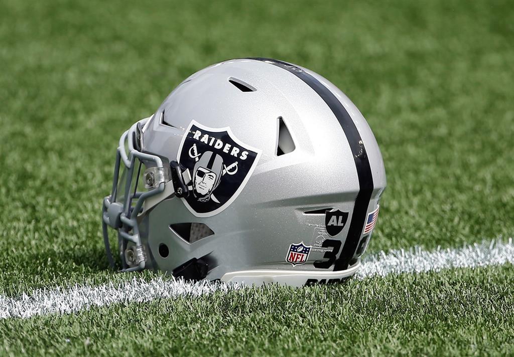 Oakland Raiders' David Ausberry (86) warms up before an NFL