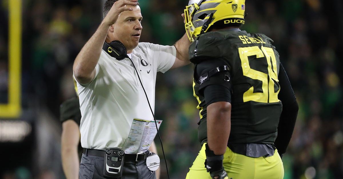 Mario Cristobal's ties to Outland Trophy winners continues