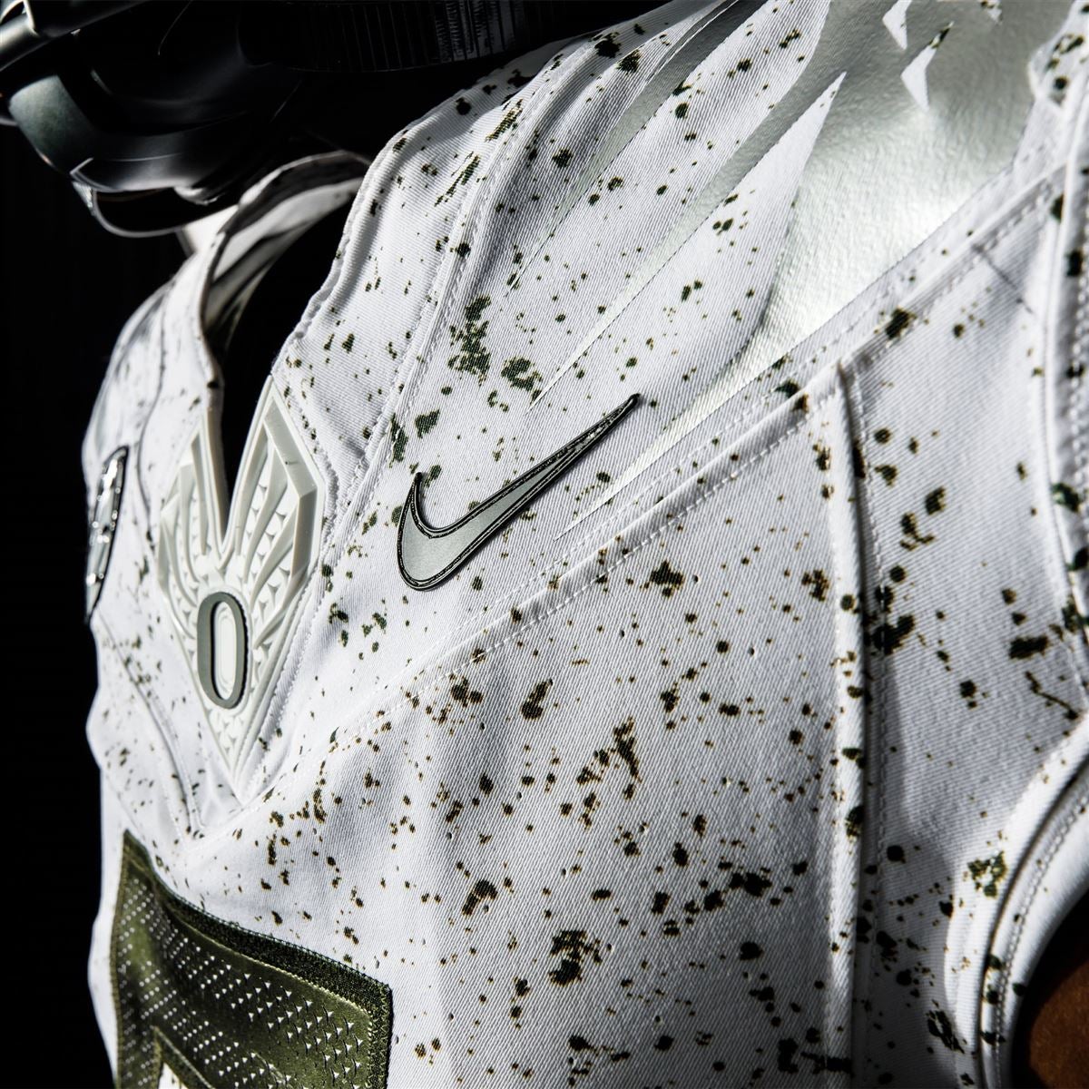 Oregon announces uniforms vs. UCLA