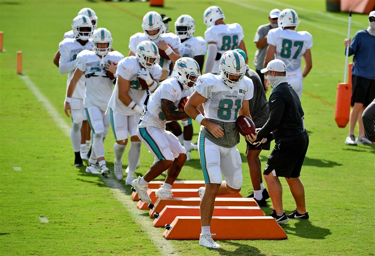 Miami Dolphins tight end Durham Smythe (81) runs drills during