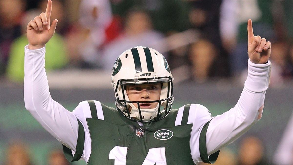 Fan shows off Sam Darnold Jets jersey at USC vs. Cal