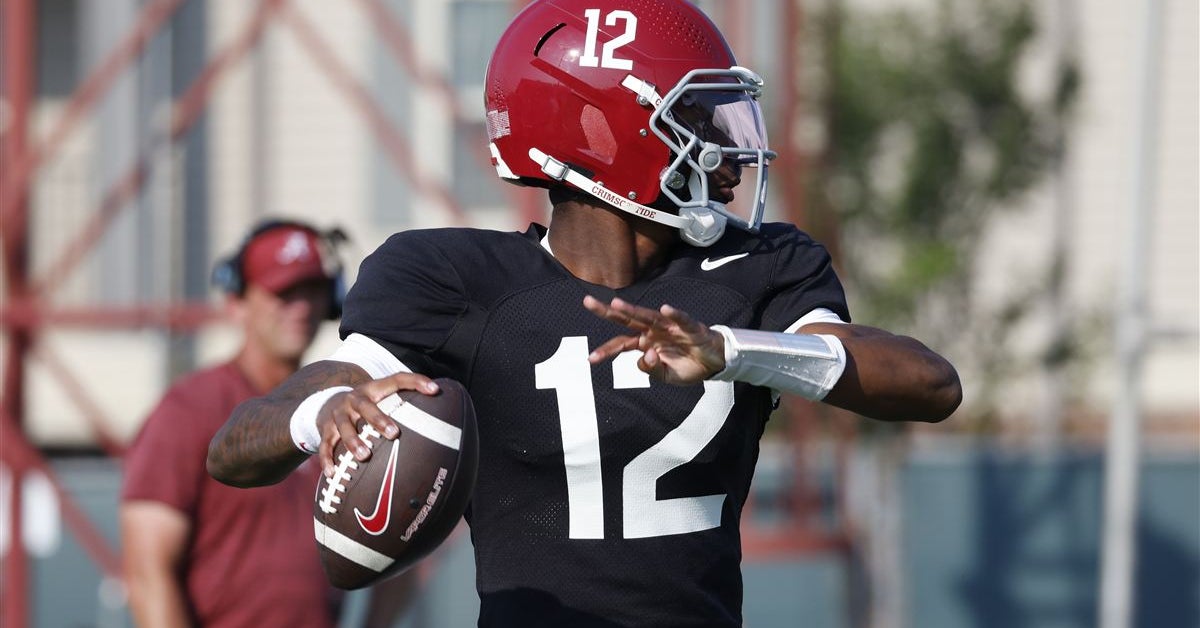 How do Keelon Russell's odds to win Heisman Trophy compare to other quarterbacks?