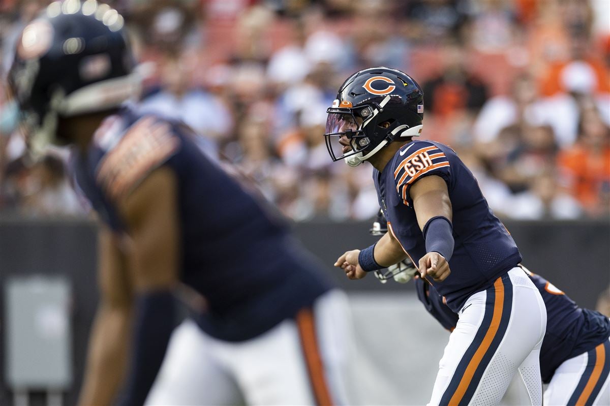 Bears' QB Justin Fields puts on show in NFL preseason debut