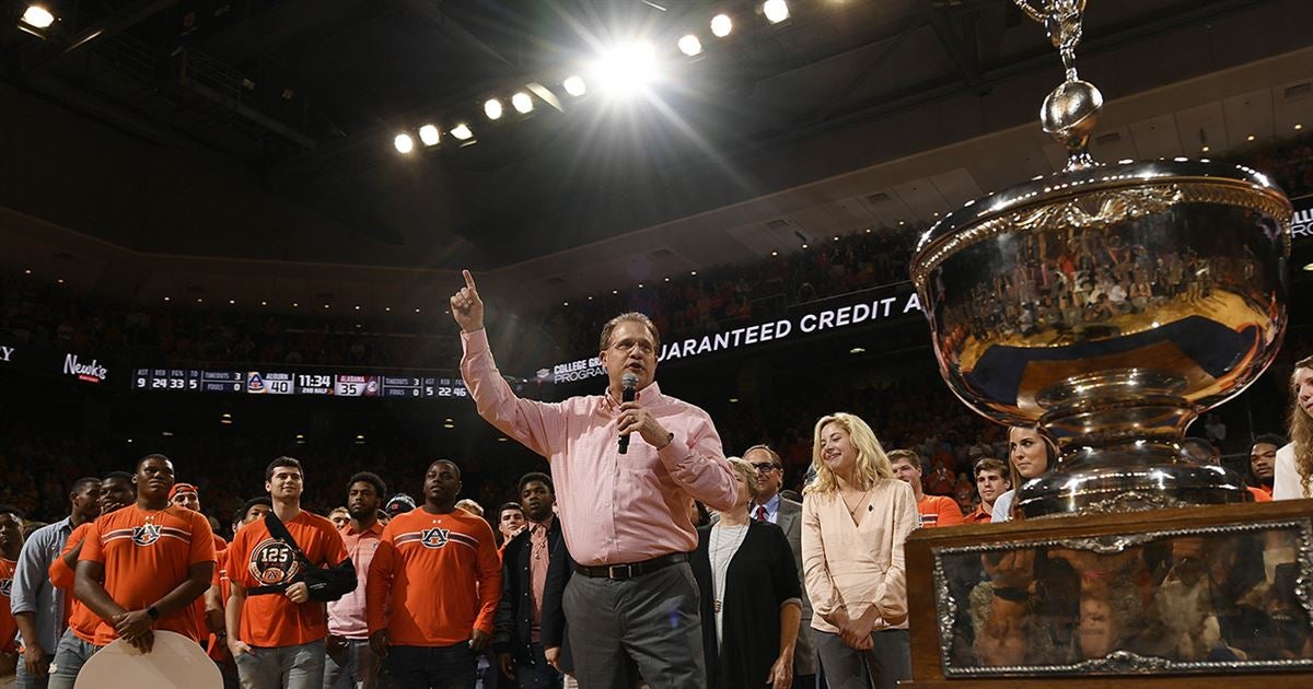 Alabama breaks tradition during Iron Bowl trophy presentation