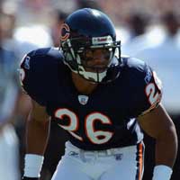 Brendon Ayanbadejo of the Chicago Bears runs down field on kick