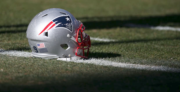 Offensive linebacker John Hannah of the New England Patriots sits on  News Photo - Getty Images