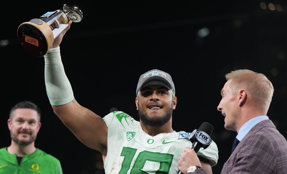 Mase Funa announces return for 2023 after winning Holiday Bowl Defensive Player of the Game
