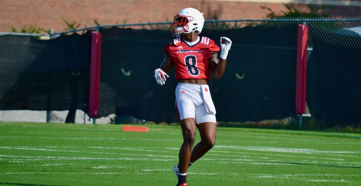 Alumni Stadium. 1st Oct, 2022. MA, USA; Boston College Eagles defensive  back Elijah Jones (20) checks with an office regarding the scrimmage line  during the NCAA football game between Louisville Cardinals and