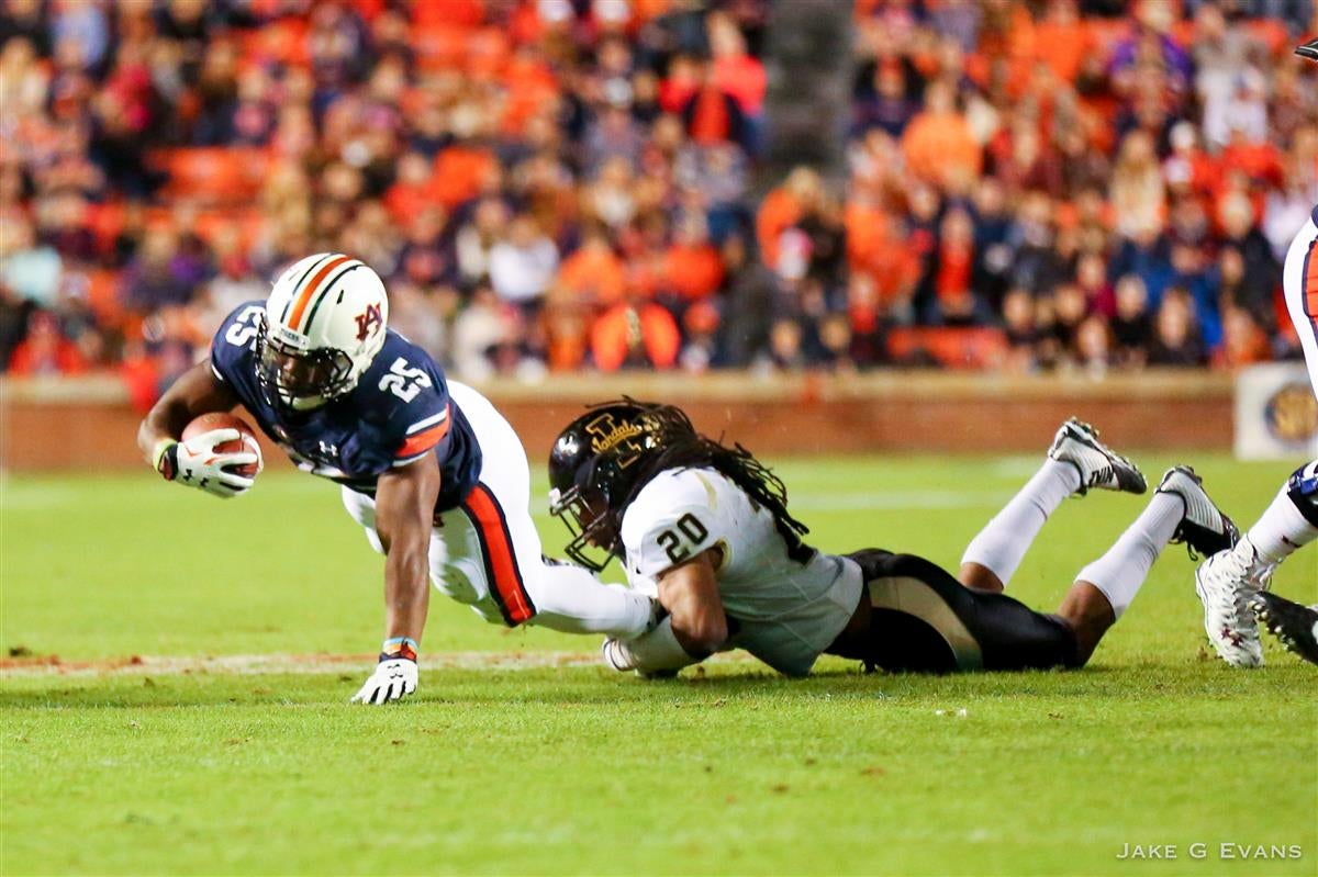 Thieves break into Tampa Bay running back Peyton Barber's car