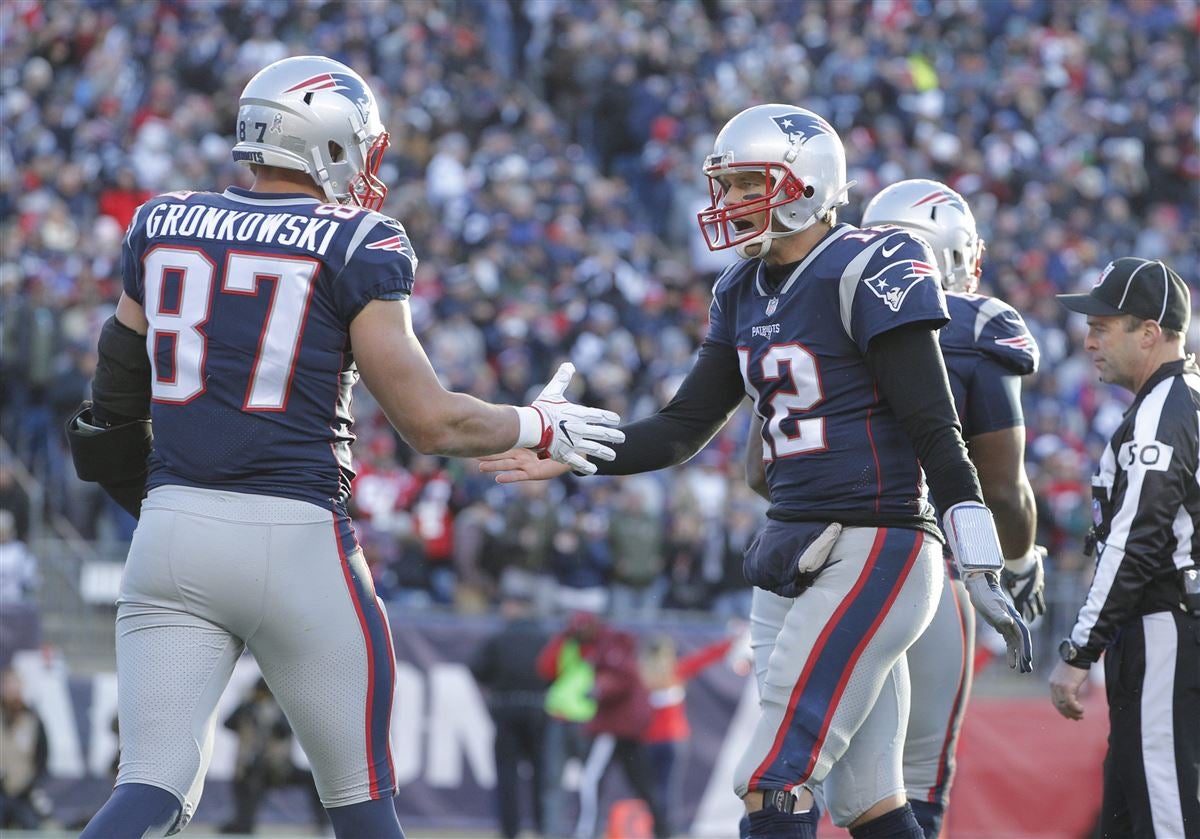 Look Tom Brady Reacts To Rob Gronkowski S Nfl Return Bucs Deal