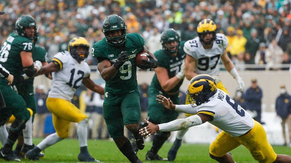 Watch: UC Reveals Final Uniform of 2022 Season as Fenway Bowl Approaches -  All Bearcats