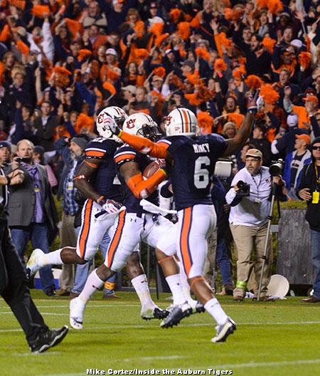 Chris Davis Jr. Signed Auburn Tigers Unframed 8x10 NCAA Spotlight Photo  with Got a Sec Inscription