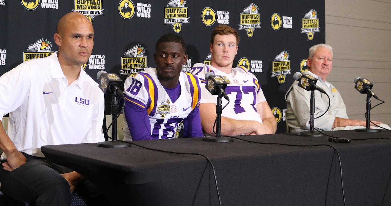 Louisville and LSU football players down astounding number of wings before  Citrus Bowl