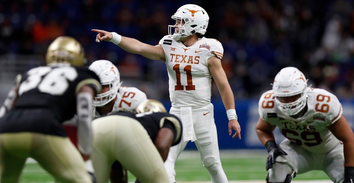 Colt McCoy gets engaged on Texas football field 