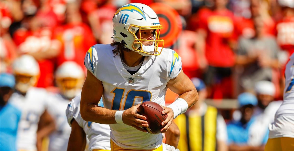 Report: Chargers QB Justin Herbert recovering from shoulder surgery