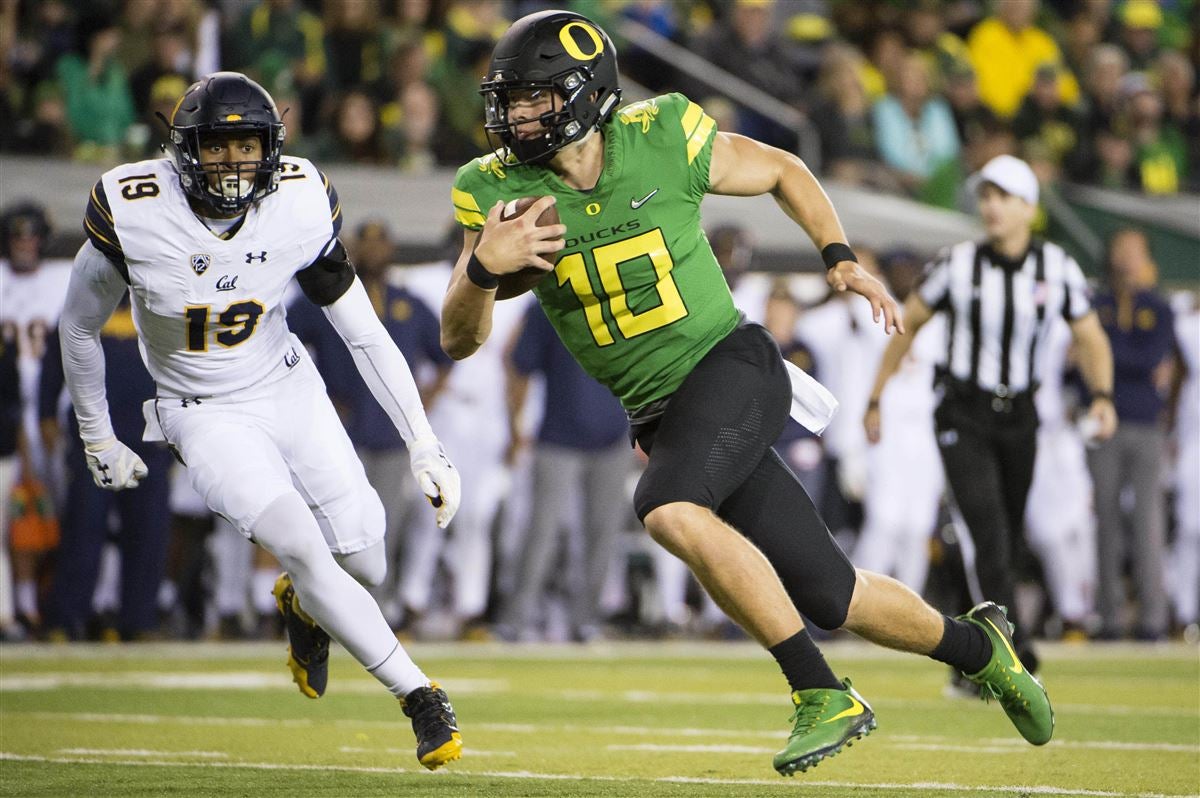 Former Oregon Ducks Football Quarterback Justin Herbert Wins 2022 Pro Bowl  Offensive MVP - Sports Illustrated Oregon Ducks News, Analysis and More