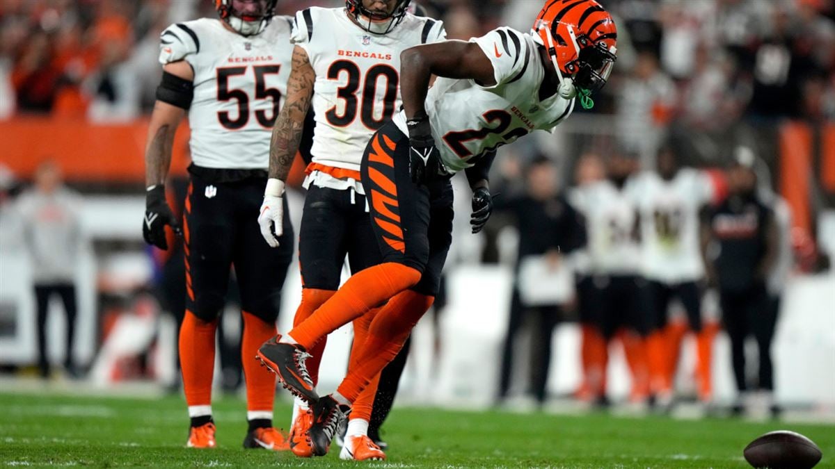 Chidobe Awuzie of the Cincinnati Bengals breaks up a pass intended