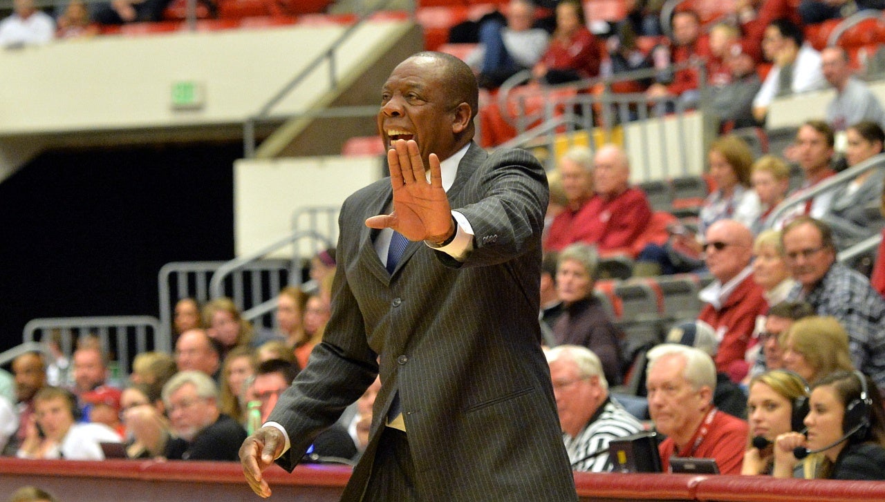 Washington State Cougars honor the late coach Leach with national upset  over 19th ranked Wisconsin at Gesa field