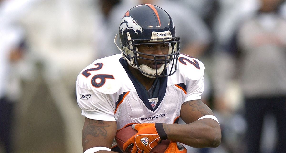 Denver Broncos runningback Tatum Bell breaks through the line against the  Philadelphia Eagles during the fourth quarter in Denver, Sunday, Oct. 30,  2005. Denver beat Philadelphia, 49-21. (AP Photo/Jack Dempsey Stock Photo -  Alamy