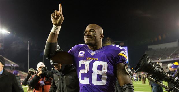 Brett Favre Invites Adrian Peterson to Hall of Fame Enshrinement