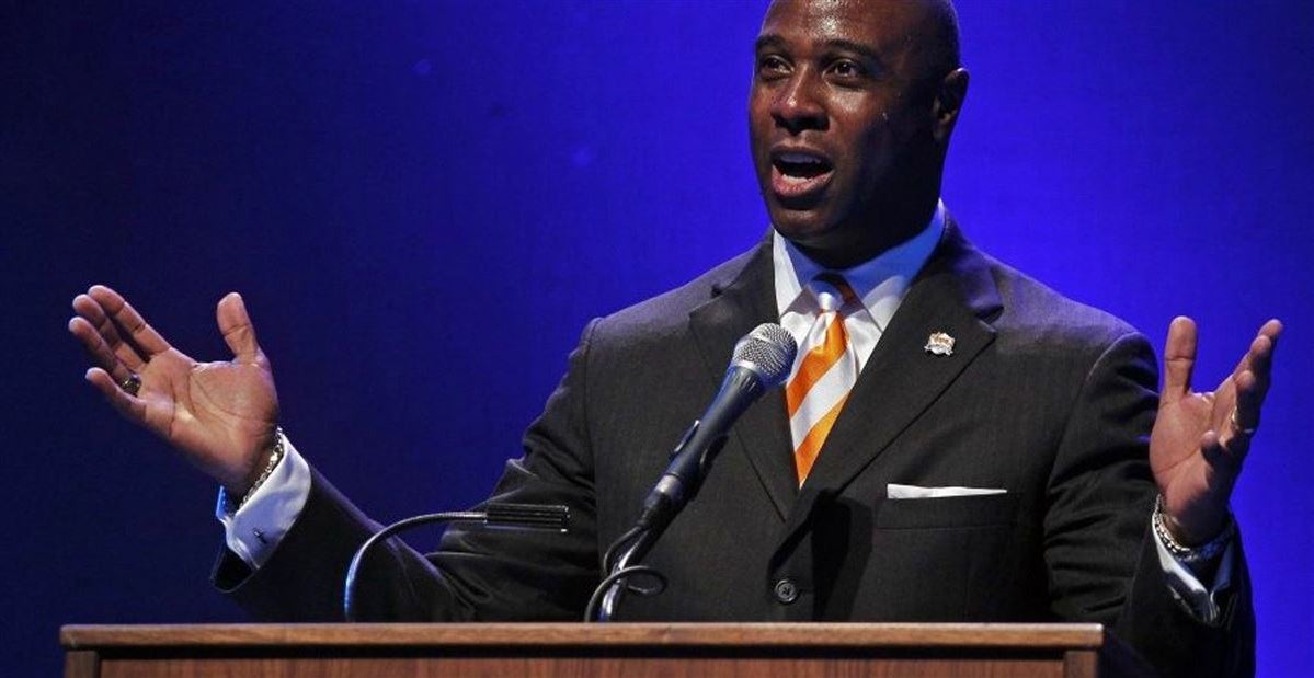Charles Davis reps Vols during NFL Draft in Nashville