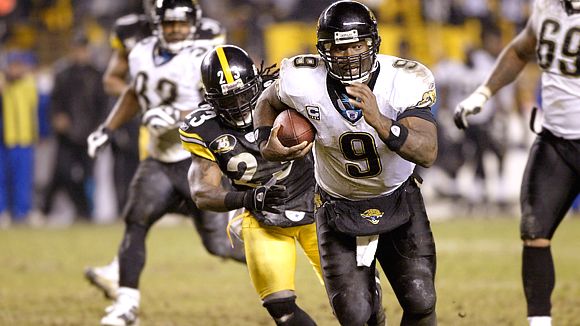 Jacksonville Jaguars kick returner and running back Maurice Jones-Drew (32)  returns a kick for 95 yards, setting up the Jaguars first touchdown against  the Pittsburgh Steelers in the first half of an