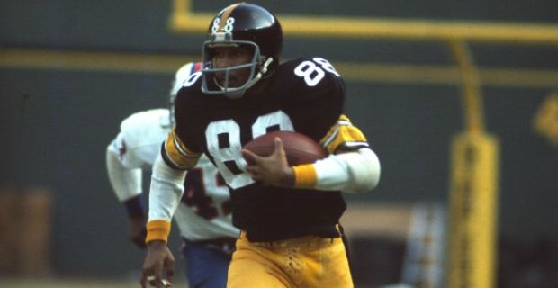 Wide Receiver Lynn Swann of the Pittsburgh Steelers runs a pass route  News Photo - Getty Images