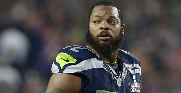 Why Does Patriots' Michael Bennett Wear Tiny Shoulder Pads, Cut Up